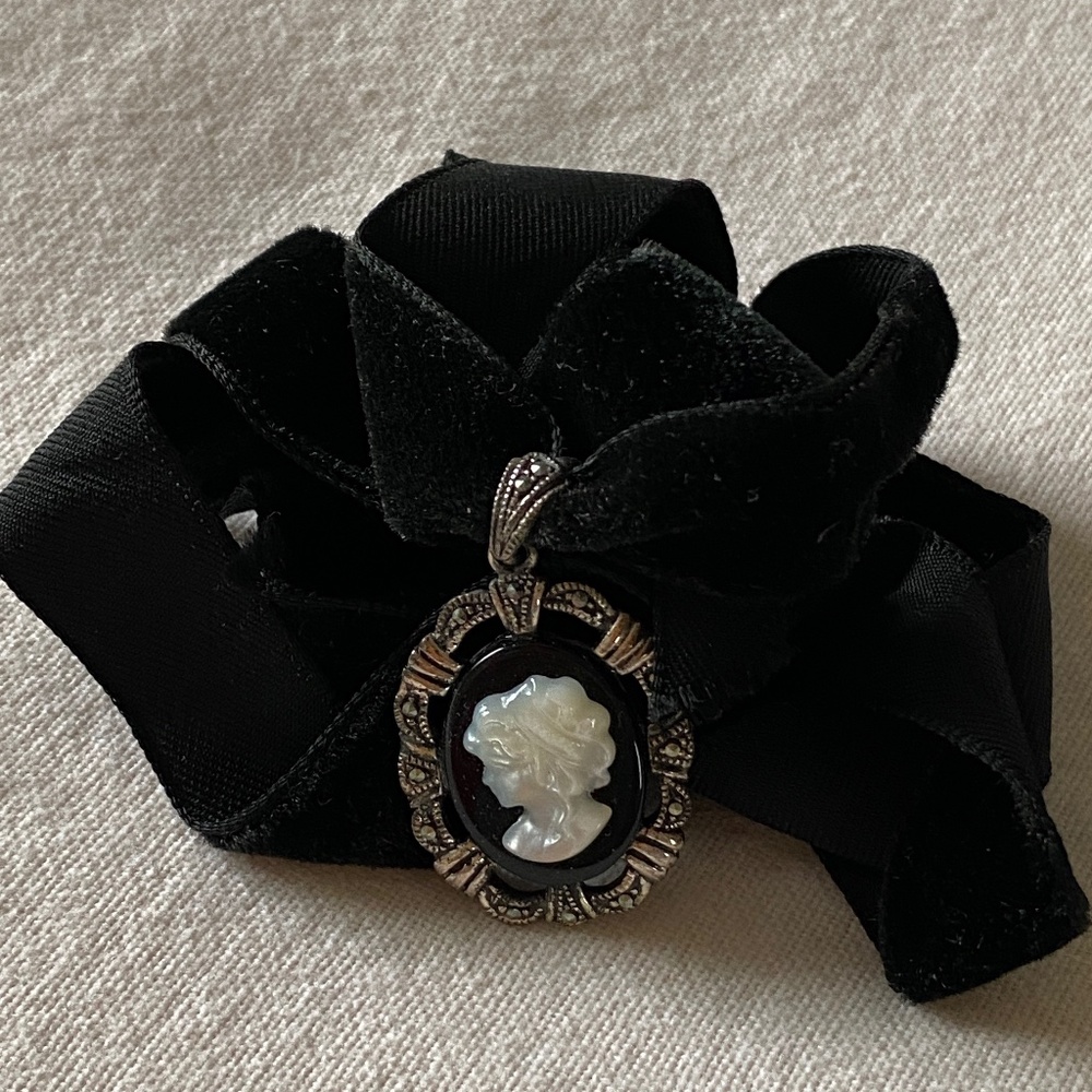 VTG STG Costume Cameo with Black Velvet Ribbon